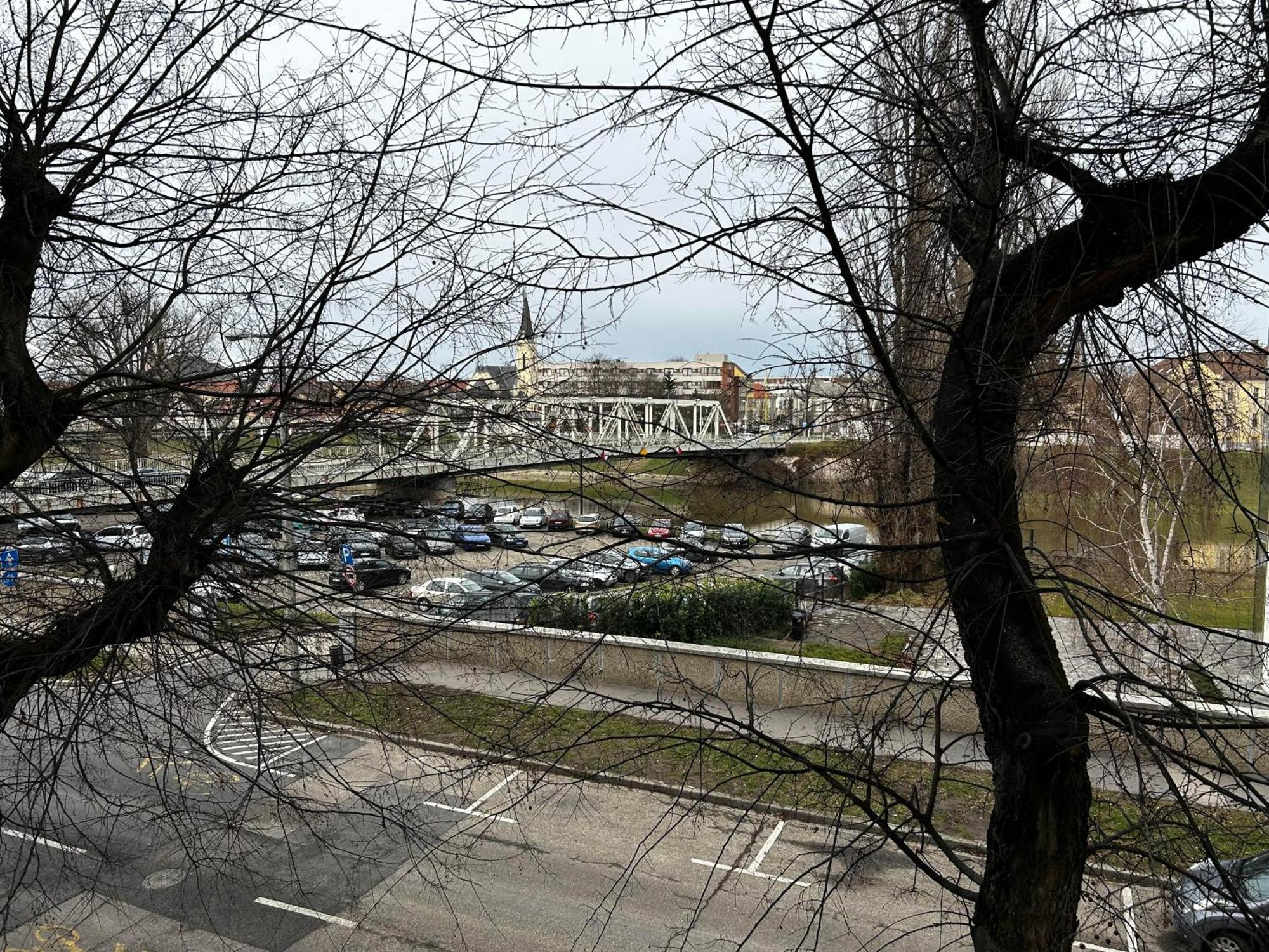 River - Free Parking Gyor Bagian luar foto