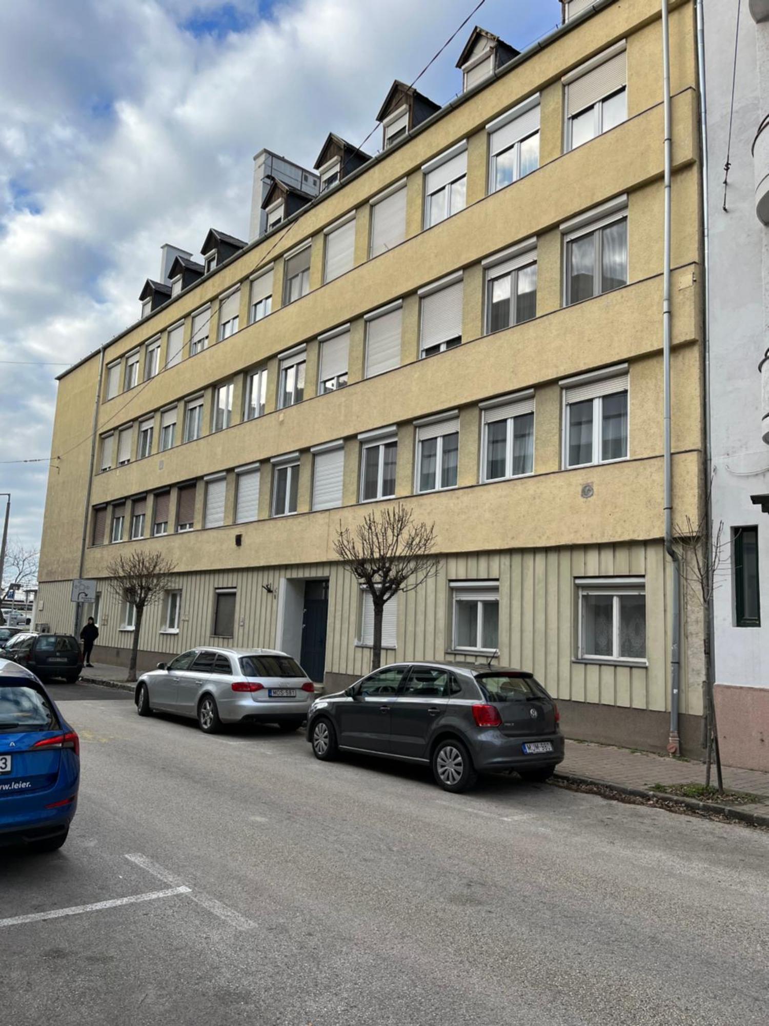 River - Free Parking Gyor Bagian luar foto