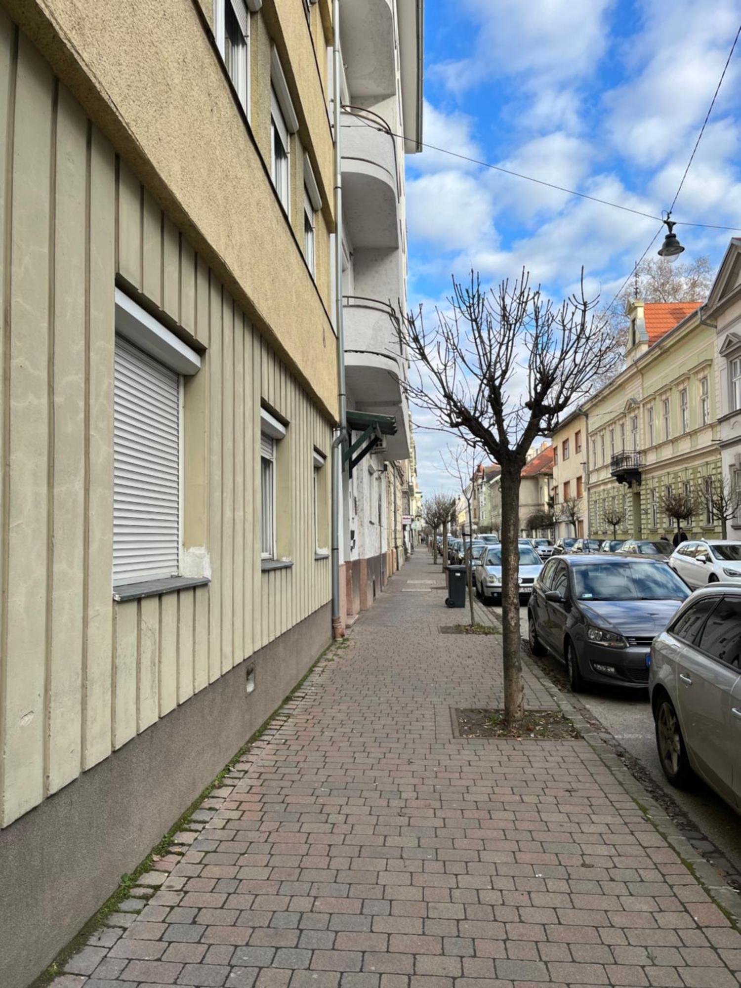 River - Free Parking Gyor Bagian luar foto