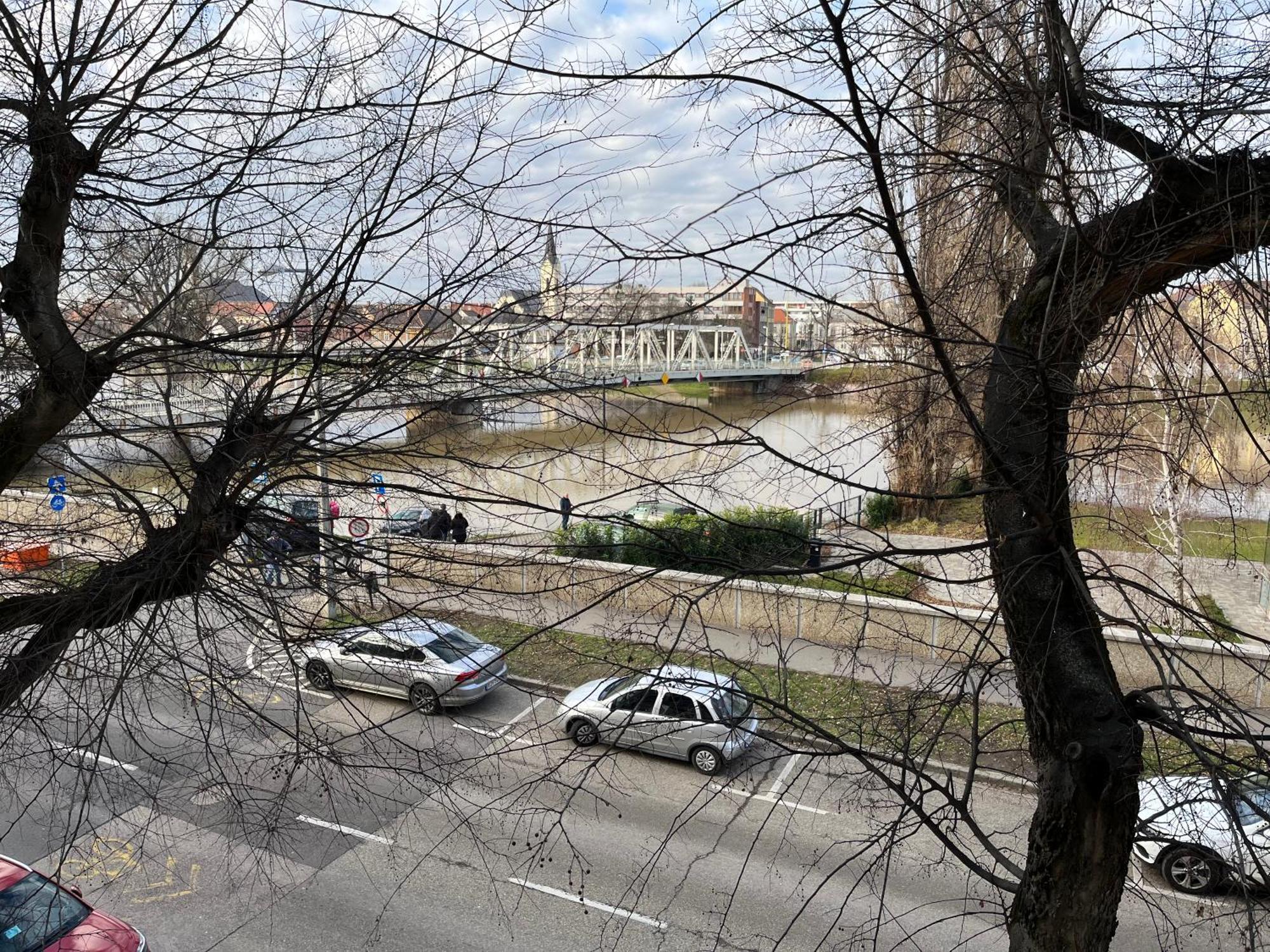 River - Free Parking Gyor Bagian luar foto